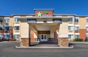 un edificio de hotel con un cartel en la parte delantera en Extended Stay America Suites - Norwalk - Stamford, en Norwalk