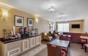 una habitación de hotel con bar y comedor en Extended Stay America Suites - Norwalk - Stamford, en Norwalk