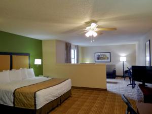 Camera con letto e ventilatore a soffitto. di Extended Stay America Suites - Long Island - Bethpage a Bethpage