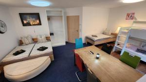 ホッペガルテンにあるFerienwohnungen Im Grund 22, 22a, 22c Birkensteinのベッドが2つと机がある部屋