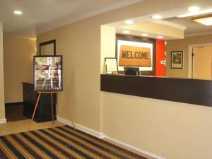 una sala de espera con un cartel de bienvenida en la pared en Extended Stay America Suites - Shelton - Fairfield County en Shelton