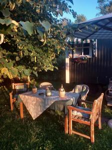 a table and chairs in a yard with a tree at Home Bij Zee in Koudekerke