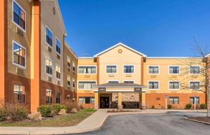 un edificio de apartamentos con un aparcamiento enfrente en Extended Stay America Suites - Providence - Warwick, en Warwick