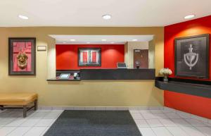 uma área de espera de um restaurante de fast food em Extended Stay America Suites - Providence - Warwick em Warwick