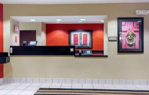 una hall con specchio e pareti rosse di Extended Stay America - Providence - West Warwick a West Warwick