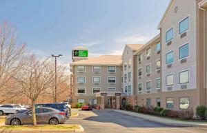 un gran edificio con un estacionamiento delante de él en Extended Stay America Premier Suites - Providence - East Providence en East Providence