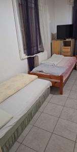 Una cama o camas en una habitación de Pihenés a Malomtónál privát bérlemény