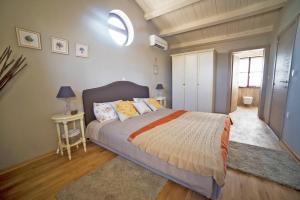 Un dormitorio con una cama grande y una ventana en Villa Adriana, en Hrboki
