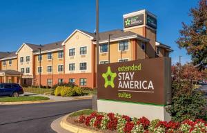 um sinal de hotel em frente a um edifício em Extended Stay America Suites - Frederick - Westview Dr em Frederick