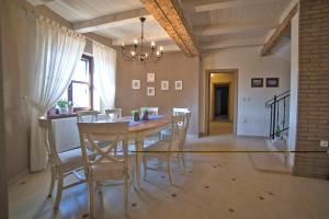 comedor con mesa, sillas y lámpara de araña en Villa Adriana, en Hrboki