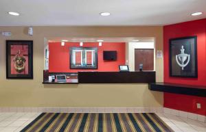 una zona de espera de un restaurante de comida rápida con paredes rojas en Extended Stay America Suites - Frederick - Westview Dr, en Frederick