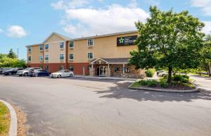 a hotel with cars parked in a parking lot at Extended Stay America Suites - Syracuse - Dewitt in East Syracuse