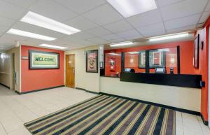 イースト・シラキ​​ュースにあるエクステンデッド ステイ アメリカ シラキュース デウィットのロビーにはウェルカムカウンター付きの待合室があります。