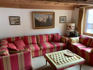 uma sala de estar com um sofá e dois sofás em Chesa Cotschna em Celerina
