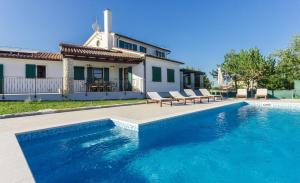 una casa con piscina frente a una casa en Villa Adriana, en Hrboki