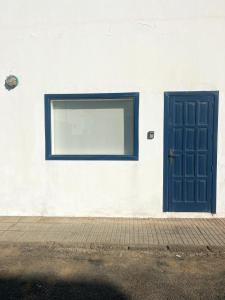 Caleta de CaballoにあるCasa Cabrera - 2 apartamentos con vistas al marの白壁の窓と扉