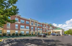 a large brick building with cars parked in a parking lot at Extended Stay America Suites - Washington, DC - Gaithersburg - South in Gaithersburg