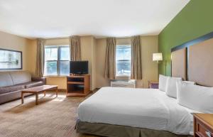 Habitación de hotel con cama grande y sofá en Extended Stay America Suites - Washington, DC - Gaithersburg - South, en Gaithersburg