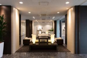 船桥市船桥X波酒店的带沙发和桌子的客厅