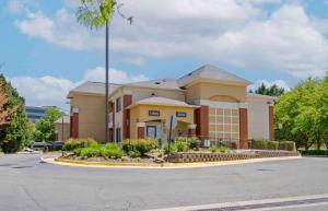 a large building in a parking lot at Extended Stay America Suites - Washington, DC - Fairfax - Fair Oaks in Fairfax