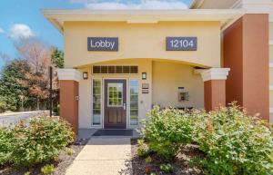 a building with a sign that reads lobby at Extended Stay America Suites - Washington, DC - Fairfax - Fair Oaks in Fairfax