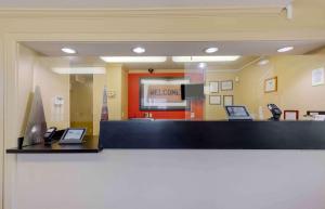 uma sala de espera com um balcão de recepção num hospital em Extended Stay America Suites - Washington, DC - Fairfax - Fair Oaks em Fairfax