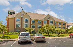 two cars parked in a parking lot in front of a building at Extended Stay America Suites - Washington, DC - Chantilly - Dulles South in Chantilly