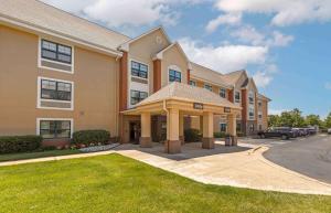 a building with a parking lot in front of it at Extended Stay America Suites - Washington, DC - Chantilly - Dulles South in Chantilly