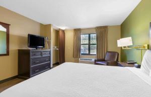 um quarto de hotel com uma cama e uma televisão em Extended Stay America Suites - Washington, DC - Chantilly - Dulles South em Chantilly