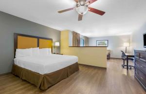 a bedroom with a bed and a ceiling fan at Extended Stay America Suites - Washington, DC - Chantilly - Dulles South in Chantilly
