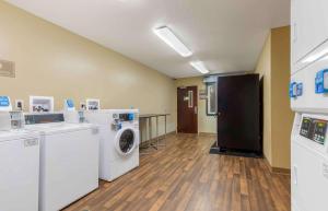 a laundry room with a washer and dryer at Extended Stay America Suites - Washington, DC - Chantilly - Dulles South in Chantilly