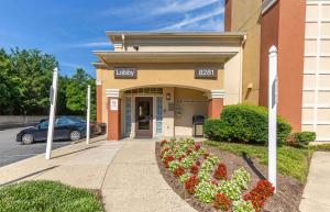 un edificio con un cartello di fronte di Extended Stay America Suites - Washington, DC - Falls Church - Merrifield a Merrifield