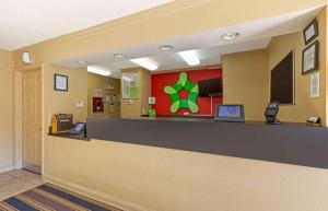 a lobby of a fast food restaurant with a cash counter at Extended Stay America Suites - Washington, DC - Falls Church - Merrifield in Merrifield