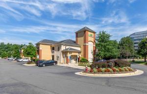 a large building with cars parked in a parking lot at Extended Stay America Suites - Washington, DC - Falls Church - Merrifield in Merrifield