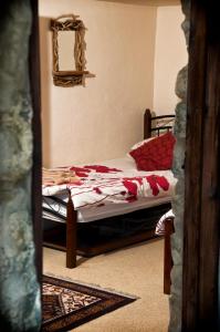 Un dormitorio con una cama y un espejo en la pared. en RB Contractor Stays - Onnen, en Pwllheli