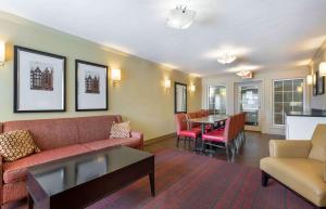 sala de estar con sofá y mesa en Extended Stay America Suites - Washington, DC - Alexandria - Eisenhower Ave, en Alexandria
