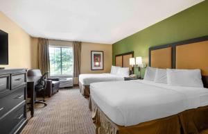 um quarto de hotel com duas camas e uma televisão em Extended Stay America Suites - Washington, DC - Alexandria - Eisenhower Ave em Alexandria