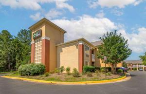 una señal de hotel en el lateral de un edificio en Extended Stay America Suites - Washington, DC - Sterling - Dulles en Sterling