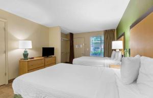 um quarto de hotel com duas camas e uma televisão em Extended Stay America Suites - Washington, DC - Sterling - Dulles em Sterling