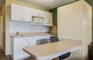 Kuchyň nebo kuchyňský kout v ubytování Extended Stay America Suites - Chicago - Gurnee