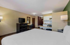 Postel nebo postele na pokoji v ubytování Extended Stay America Suites - Chicago - Gurnee