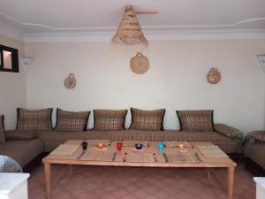 un soggiorno con divano e tavolo di Riad Hostel JAD ZIAD a Marrakech