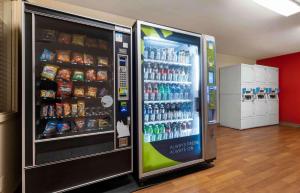 una máquina expendedora de refrescos en una tienda con bebidas en Extended Stay America Select Suites - Chicago - Hanover Park en Hanover Park