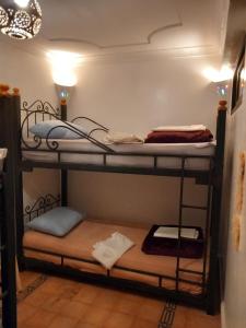 Ένα ή περισσότερα κρεβάτια σε δωμάτιο στο Riad Hostel JAD ZIAD