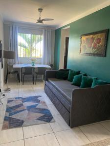 ein Wohnzimmer mit einem Sofa und einem Tisch in der Unterkunft Novíssimo apartamento térreo in Votorantim