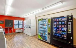 una tienda con dos máquinas de refrescos en una habitación en Extended Stay America Select Suites - Chicago - Naperville - West en Warrenville