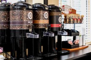 una fila de botellas de vino sentadas en un mostrador en Extended Stay America Suites - Chicago - Burr Ridge, en Burr Ridge