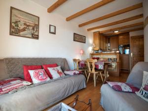 a living room with a couch and a table at Charmant appartement 3* à Courchevel Village, idéal pour familles - Proche Aquamotion, 4 pers. - FR-1-575-9 in Courchevel