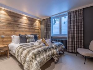 a bedroom with a large bed and a window at Appartement Neuf et Luxueux Centre Courchevel 1850, Proche Pistes et Services - FR-1-575-160 in Courchevel