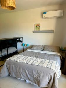 1 dormitorio con 1 cama grande en una habitación en Vivanco 1555 Tigre Centro 1 en Tigre